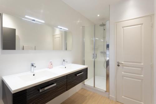 Phòng tắm tại Manoir de la Nogrie - Chambre de charme avec accès privatif - Piscine chauffée sur domaine 5 étoiles