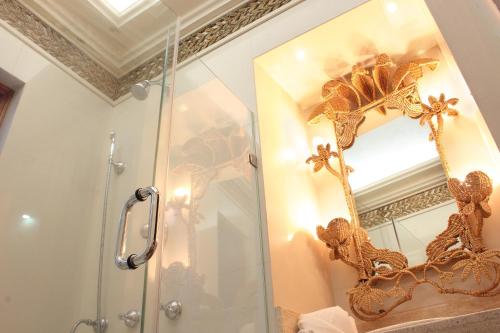 a bathroom with a shower with a mirror at Hotel Boutique La Casa Azul in Cuernavaca