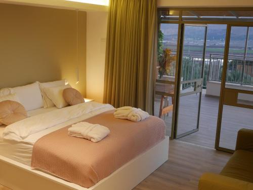 a bedroom with a bed with towels on it at Mikiway סוויטה פנורמית בגלבוע in Bet HaShitta