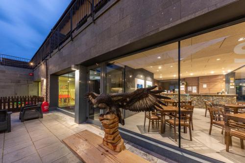 a statue of a bird on a table in a restaurant at Apartaments Trainera in Esterri d'Àneu