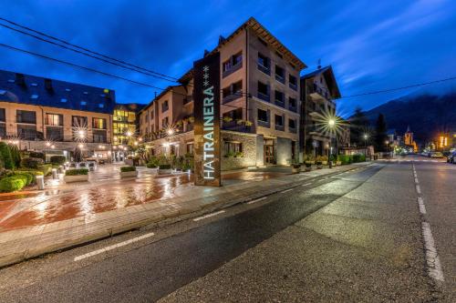 Une rue vide dans une ville la nuit dans l'établissement Apartaments Trainera, à Esterri d'Àneu