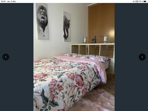- une chambre dotée d'un lit avec un couvre-lit floral dans l'établissement Appartement Golf PANORAMICA, à Sant Jordi