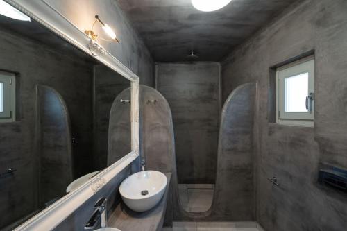 Un baño de Occhio Luxury Villas Santorini with private pool