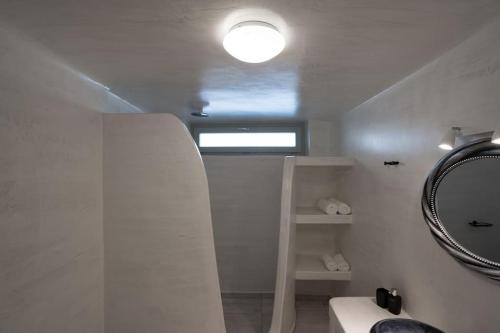 Un baño de Occhio Luxury Villas Santorini with private pool