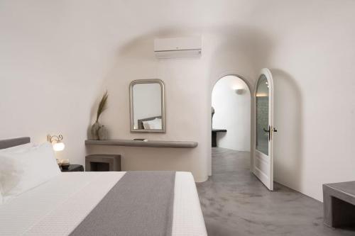 Cama o camas de una habitación en Occhio Luxury Villas Santorini with private pool