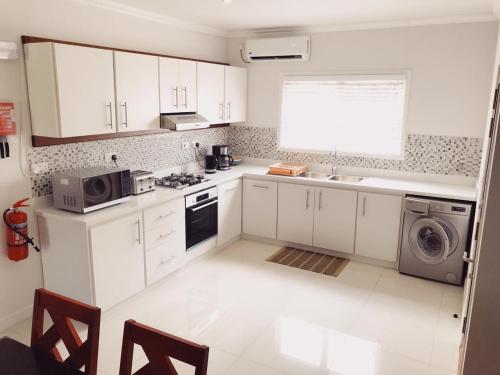Dapur atau dapur kecil di Panorama Guesthouse Apartments Beau Vallon Beach