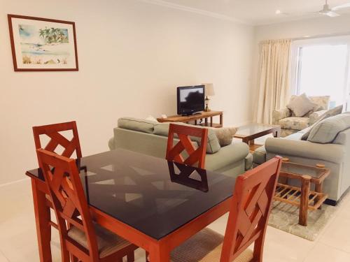 Televisyen dan/atau pusat hiburan di Panorama Guesthouse Apartments Beau Vallon Beach