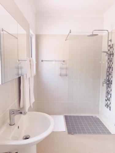 Bilik mandi di Panorama Guesthouse Apartments Beau Vallon Beach