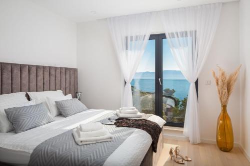 Luxury Villa Azul Makarska with private pool tesisinde bir odada yatak veya yataklar