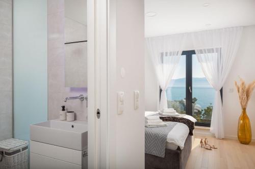 Ένα μπάνιο στο Luxury Villa Azul Makarska with private pool