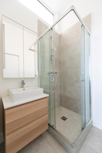 une salle de bain avec un lavabo et une douche dans l'établissement Denver, à Paris