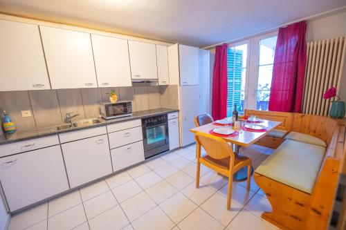 Η κουζίνα ή μικρή κουζίνα στο Waldeg 4 Historic House - Holiday Apartment