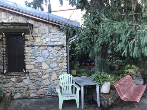 a table and chairs in front of a stone building at Hébergements à La Rive, Accueil ouvert tous les jours jusqu'à 20h00 dernier délai, depuis 30 ans ! Réserver ici svp ! Merci ! Aucun règlement à distance accepté, Paiement par CB, Espèces, Chèque ou Chèques-Vacances impérativement à la remise des clefs ! in Amélie-les-Bains-Palalda