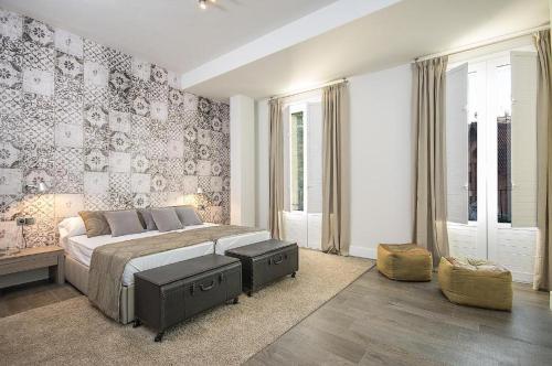 1 dormitorio con 1 cama grande y papel pintado con motivos florales en Valencia Luxury - Central Market, en Valencia
