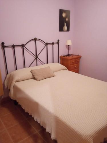 1 dormitorio con 2 camas y mesa con lámpara en Casa Rural Blascosancho, en Blascosancho
