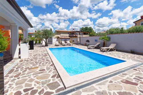 Bazén v ubytovaní Villa Deni by Rent Istria alebo v jeho blízkosti