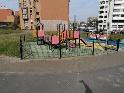 Zona de juegos infantil en Appartement avec vue superbe sur la mer