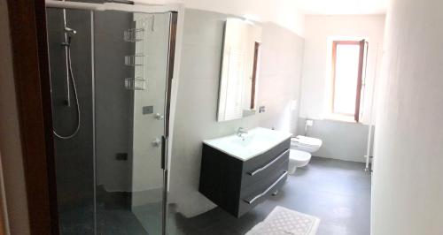 コゴロにあるCasa Arcobalenoのバスルーム(シャワー、洗面台、トイレ付)