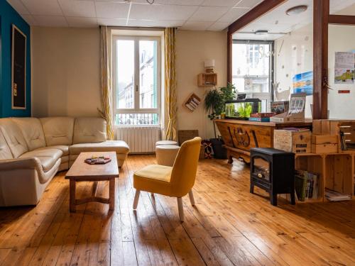 un salon avec un canapé et une table dans l'établissement La Tour Pom'Pin, à La Bourboule