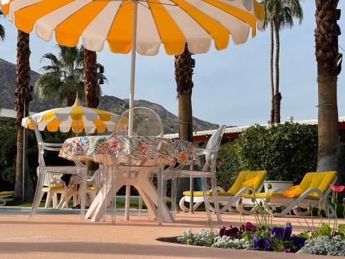 Fotografie z fotogalerie ubytování A PLACE IN THE SUN Hotel - ADULTS ONLY Big Units, 24h Heated Pool & Spa in 1 Acre Park Prime Location, DOG Friendly, TOP Midcentury Modern Boutique Hotel v destinaci Palm Springs