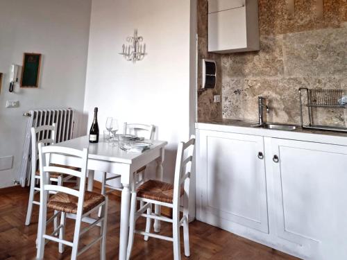 フィレンツェにあるAppartamento San Fredianoの白いキッチン(白いテーブルと椅子付)