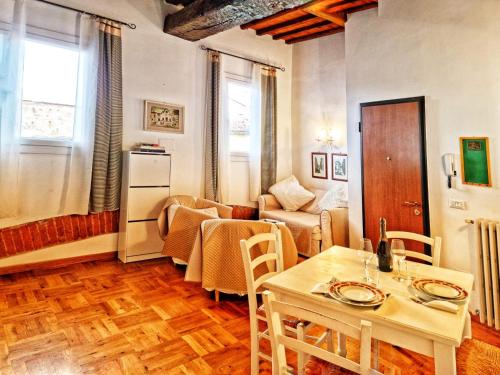 フィレンツェにあるAppartamento San Fredianoのリビングルーム(テーブル、ソファ付)