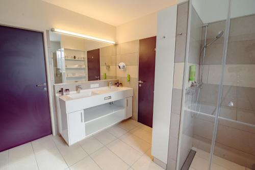 Bilik mandi di Narzissen Vital Resort Bad Aussee