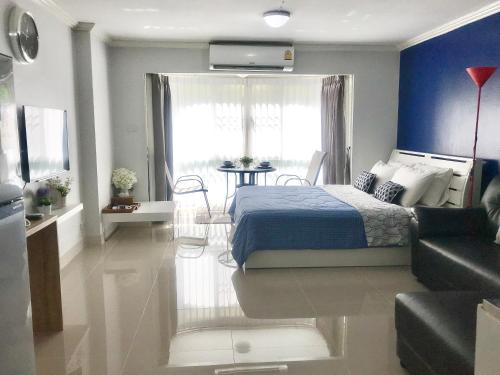 Ένα ή περισσότερα κρεβάτια σε δωμάτιο στο Cozy B at Nimman Studio Room in Condominium