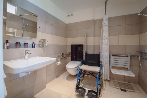Bilik mandi di Narzissen Vital Resort Bad Aussee