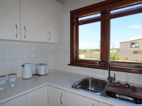 Kitchen o kitchenette sa Madora Bay on the Beach