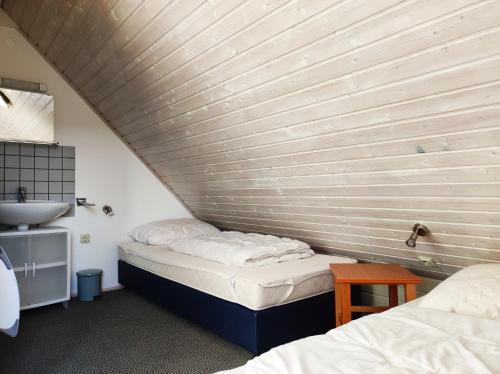 Ein Bett oder Betten in einem Zimmer der Unterkunft Ferienhaus Seeblick KIR100