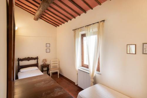 a bedroom with two beds and a window at Agriturismo La Pineta in Piana