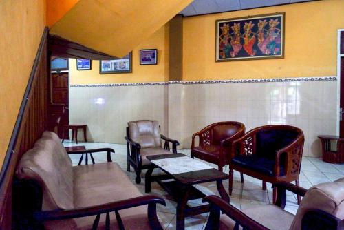 Un lugar para sentarse en Urbanview Hotel Anugrah Kendal by RedDoorz