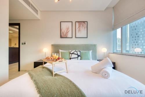 Postel nebo postele na pokoji v ubytování Dreamy 1BR at Sky Gardens DIFC by Deluxe Holiday Homes
