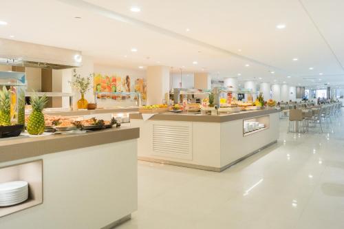 - une grande cuisine avec un buffet dans un bâtiment dans l'établissement Globales Panamá - Adults Only, à Palma Nova