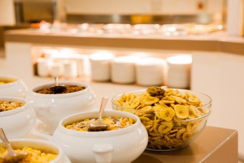 un buffet avec des bols de nourriture sur une table dans l'établissement Globales Panamá - Adults Only, à Palma Nova