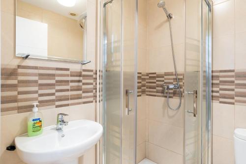 y baño con lavabo y ducha. en Modern studio apartments Benalmadena en Benalmádena