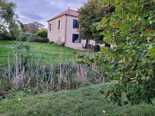 an old house in the middle of a field at Les Tilleuls de Marie in Saint-Edmond