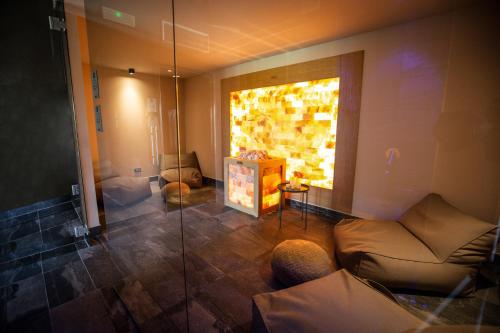 a living room with a couch and a window at COBUE "Wine resort & Spa" in Pozzolengo