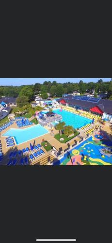 - une vue sur une grande piscine avec des chaises et des parcs aquatiques dans l'établissement Mobil home Domaine de Kerlann, à Pont-Aven