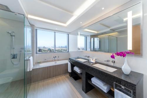 bagno con grande lavandino e doccia di Hyatt Regency Dubai Creek Heights a Dubai