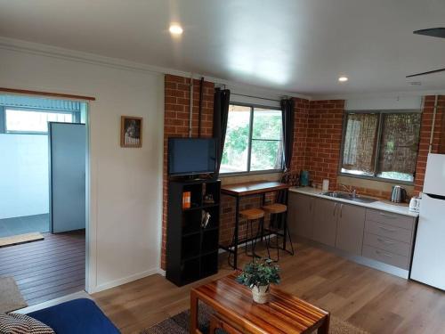 Kitchen o kitchenette sa Bellingen Guest Suite with Forest Views