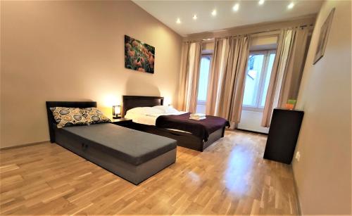 sala de estar con cama y sofá en Abak Krakow Apartment, en Cracovia