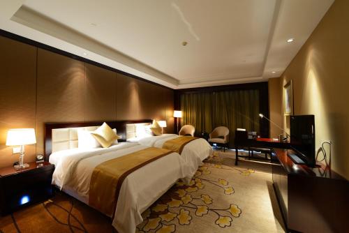 A bed or beds in a room at Jinling New Town Hotel Nanjing