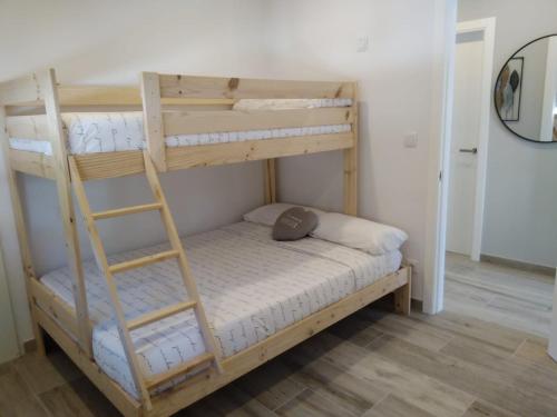 1 dormitorio con 2 literas y escalera en Apartamento Ría de Vigo, en Pontevedra