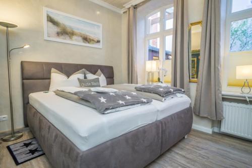 a bedroom with a large bed and a window at Rumpelstilzchen in Westerland