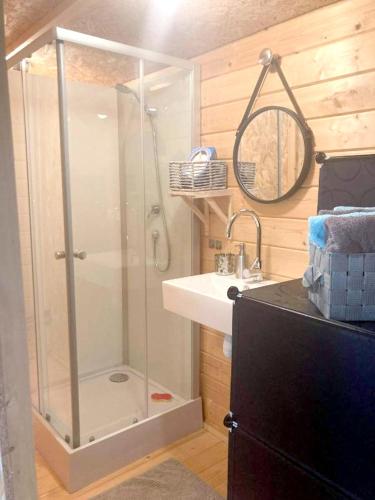 une salle de bain avec douche et lavabo dans l'établissement Charmant chalet à Cornillon-Confoux avec piscine partagée, à Cornillon-Confoux