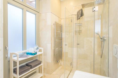 a bathroom with a shower and a glass shower stall at Rumpelstilzchen in Westerland