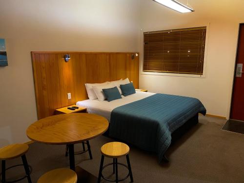 Postel nebo postele na pokoji v ubytování Waitomo Lodge