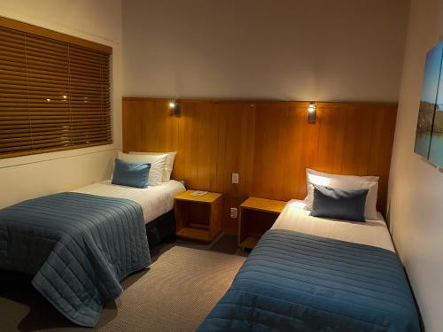Postel nebo postele na pokoji v ubytování Waitomo Lodge